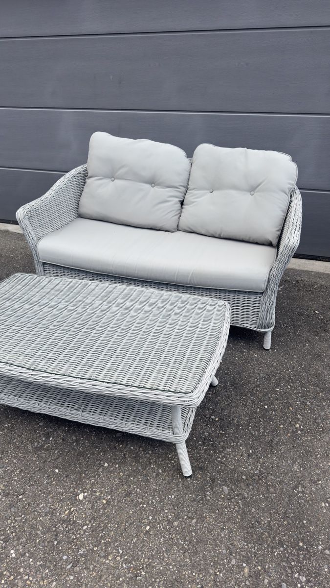 Sofas: Gartensofa mit Tisch Rattangeflecht Hellgrau mit Kissen – D'occasion à Jenins par lin_mw5c 1