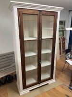 Vitrinenschrank einzigartig mit historischen Fenstern