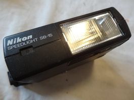 NIKON SPEEDLIGHT SB 15- KAMERA. TIP TOP  LÄÜFT