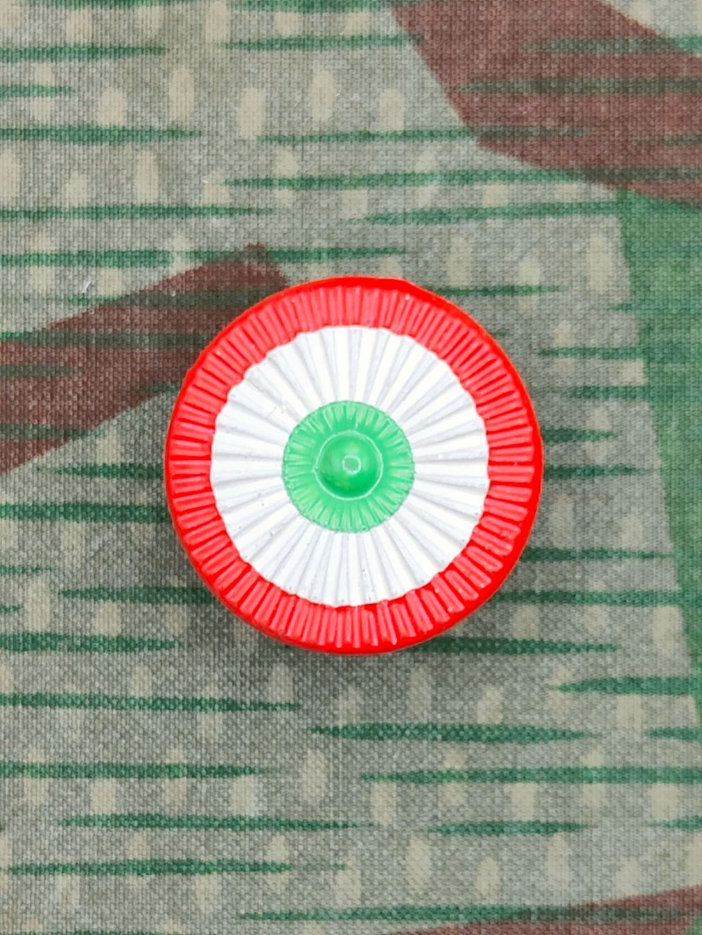 Schweizer Armee Plaketten & Abzeichen: Kokarde zu Tschako Ord. 1898 Neuenburg – Gebraucht aus Bauma von SwissMilitaria