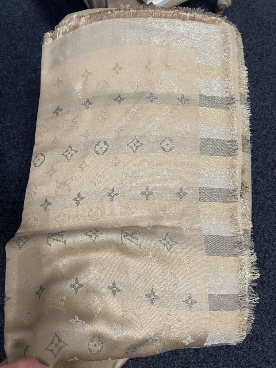 Louis Vuitton Foulard & Sciarpe: Louis Vuitton Scarf - Silk Blend - Great Condition! – Usato da Baar venduto da kri_m7t2 1