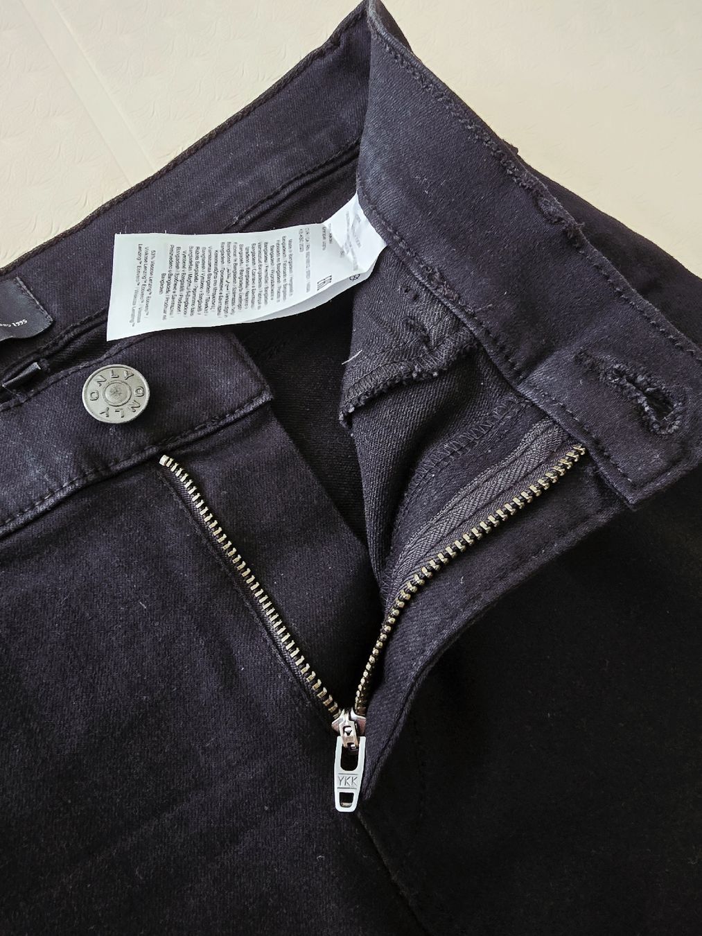 Only Pantaloni: Caprihosen von Only Grösse M schwarz Jeansoptik elastisch – Usato da Lenzburg venduto da Lavendercupcake 2