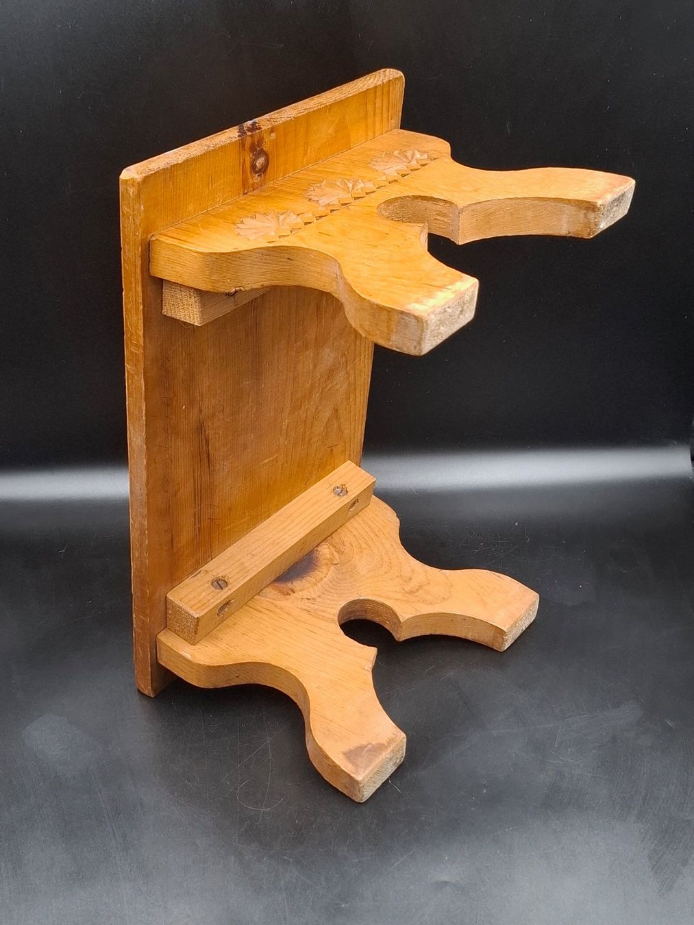 Sgabelli: Vintage handgeschnitzter alpiner Schweizer Holzhocker 1952 – Usato da Zürich venduto da bruzolda 4