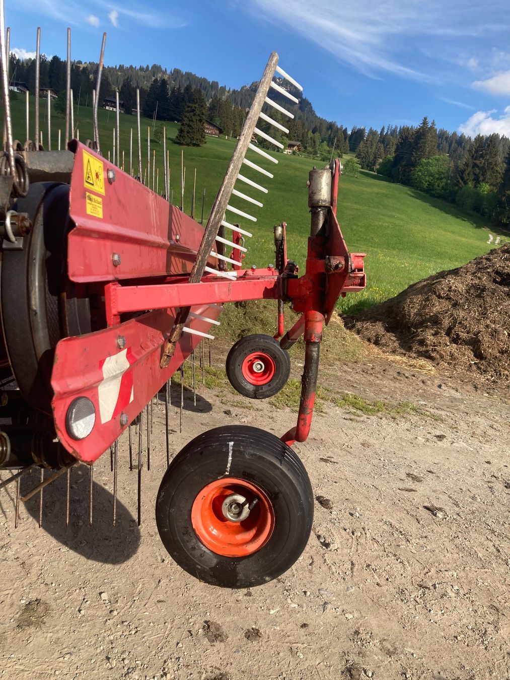 Raccolta foraggio grezzo: Molon bandrechen – Usato da Saanenmöser venduto da MF382 5