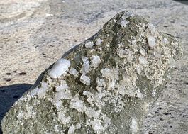 Mineral: Heulandit mit Epistilbit auf grünlichem Quarzrasen.