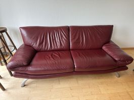 Rotes Ledersofa 2-Sitzer mit Metallfüssen, gut erh. 57