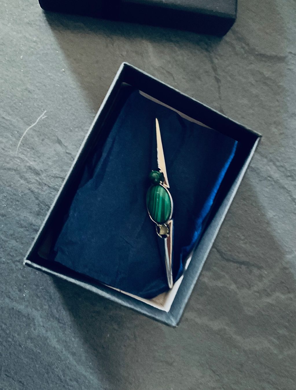 Spille & Fermagli: Sublime broche avec véritable pierre verte MALACHITE – Nuovo (secondo la descrizione) da Genève venduto da Mazelyne