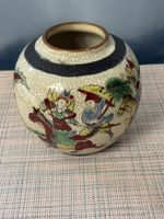 Chinesische Craquelé Keramikvase mit Figuren & Marke