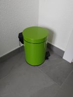 Grüner Abfalleimer mit Pedal fürs Badezimmer