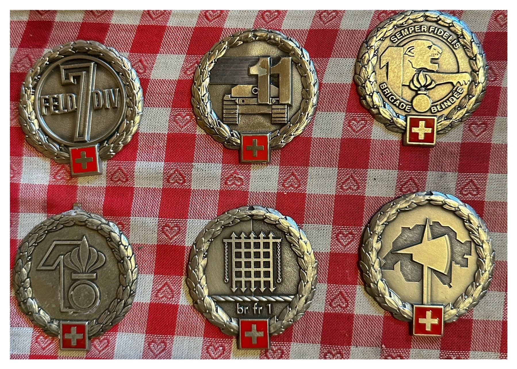 Placchette & Badge: Schweizer Armee: 6 verschiedene, alte Division Abzeichen – Usato da Sax venduto da SaxB