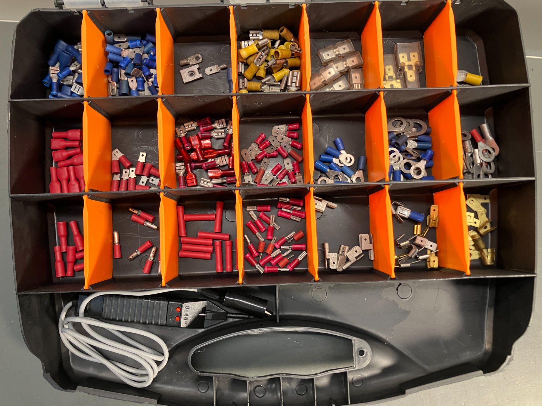 Tous les outils: Profi Sortiment Koffer mit div. Elektr. Material ab 1.- – D'occasion à Lichtensteig par Buy24International 1