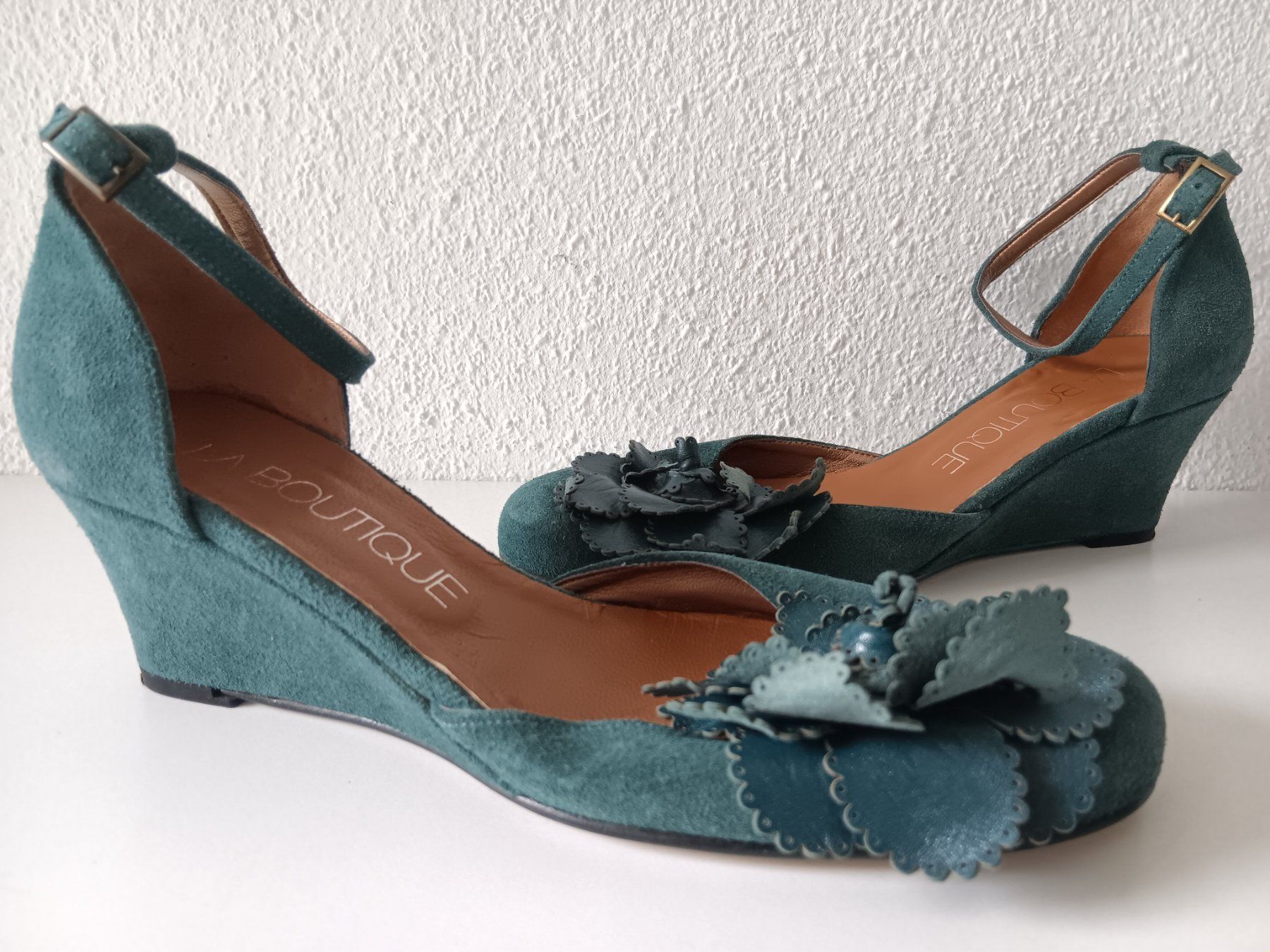 Scarpe da donna: LA BOUTIQUE Chaussures / Schuhe pointure / Nummer 37 – Usato da Cossonay-ville venduto da Super-Price-Quality