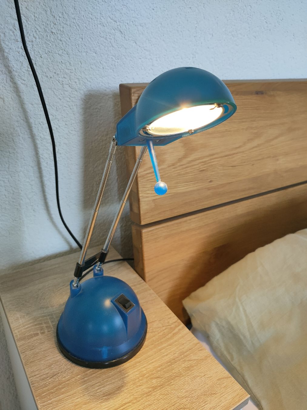 Lampade: Verstellbare Tischlampe blau  – Usato da Thun venduto da VanessaDanial