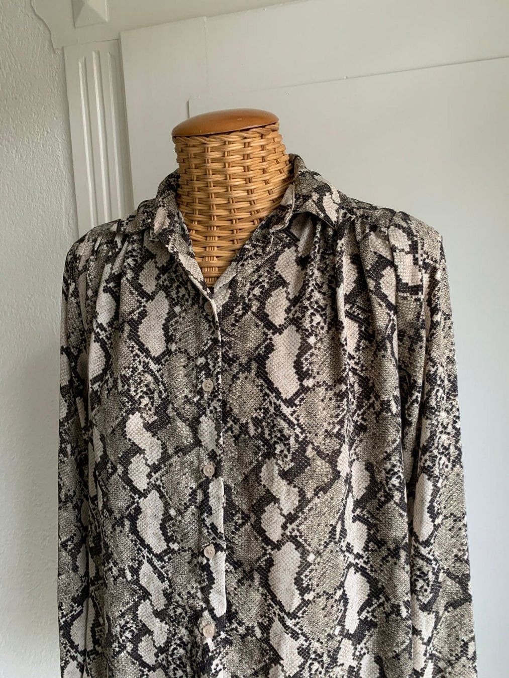 H&M Chemisiers: Bluse Reptil Print - 36 – D'occasion à Zürich par Diazaio 1