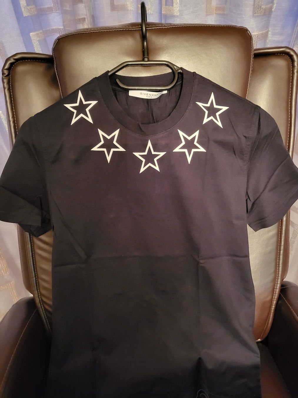 Givenchy T-shirt: Givenchy T-shirt – Nuovo (secondo la descrizione) da Grenchen venduto da Lucifero17