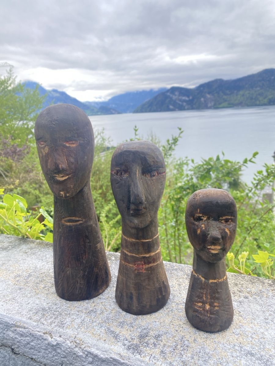 Statuette: 3 Holzfiguren, geschnitzt, Afrika – Usato da Weggis venduto da Massahans