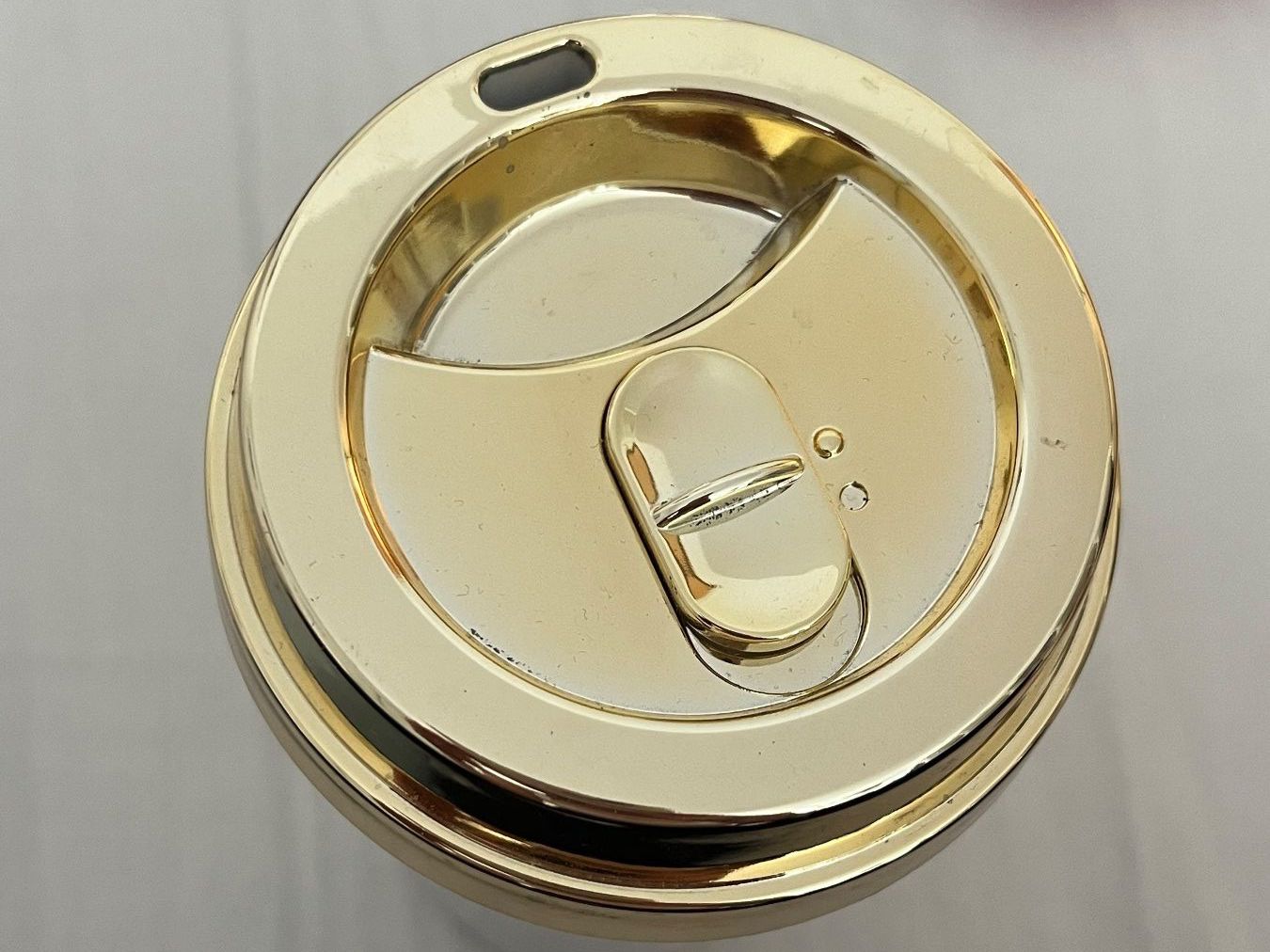 Contenitori & Simili: Kaffeebecher "But First, Coffee" weiss/gold – Usato da Wollerau venduto da sab_6j7r 2