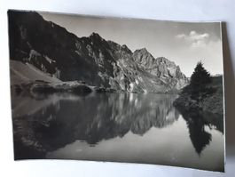 Schwarz-Weiss Fotografie Trübsee mit Bergpanorama