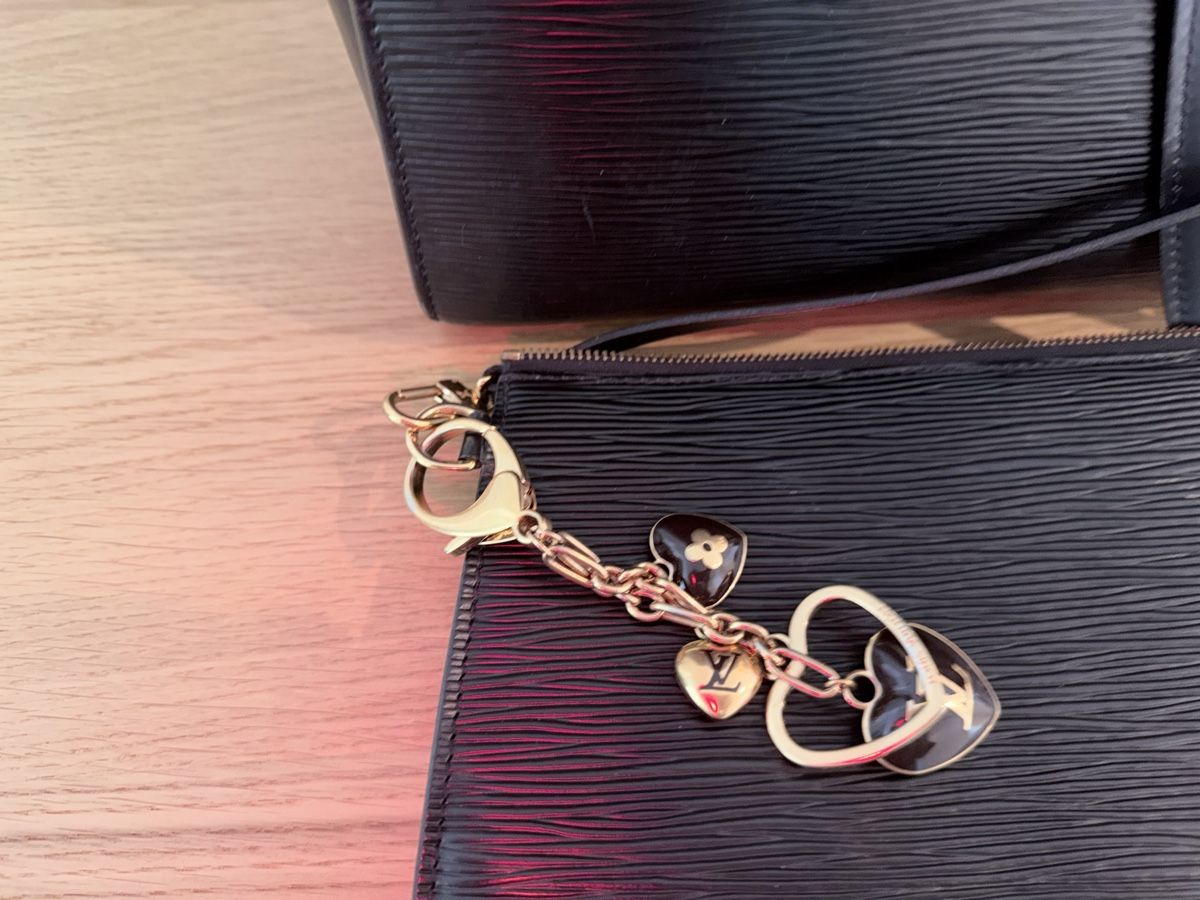 Louis Vuitton Portachiavi: Authentic Louis Vuitton Bijoux Sac Cool Heart Charm Amaranth – Nuovo (secondo la descrizione) da Zollikon venduto da houseofsamar 3