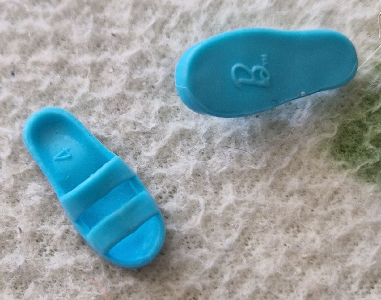 Bambole: chaussures Barbie – Usato da Couvet venduto da Pioune