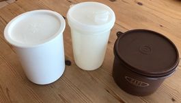 Trois récipients Tupperware