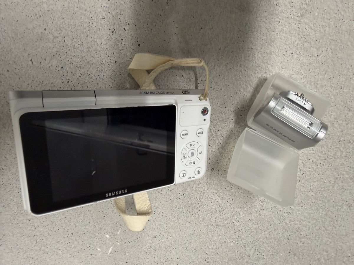 Samsung Fotocamera: Digitalkamera Samsung NX Mini weiss mit Blitzgerät – Usato da Zürich venduto da schmickels 1