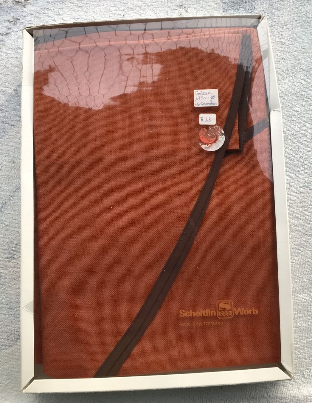 Sonstige Tischwäsche: TISCHTUCH DURCHMESSER 170CM NEU MIT 6 SERVIETTEN – Neu und originalverpackt aus Ostermundigen von Kari1937