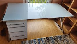 Schreibtisch mit Glasplatte und mit Korpus