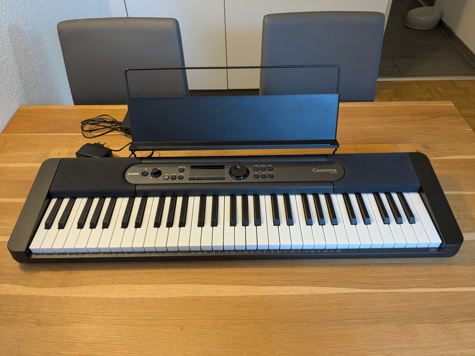 Casio Instruments de musique: Casio LK-S450 Keyboard mit Pedal und Bluetooth-Adapter – D'occasion à Horgen par pat_czw8 2