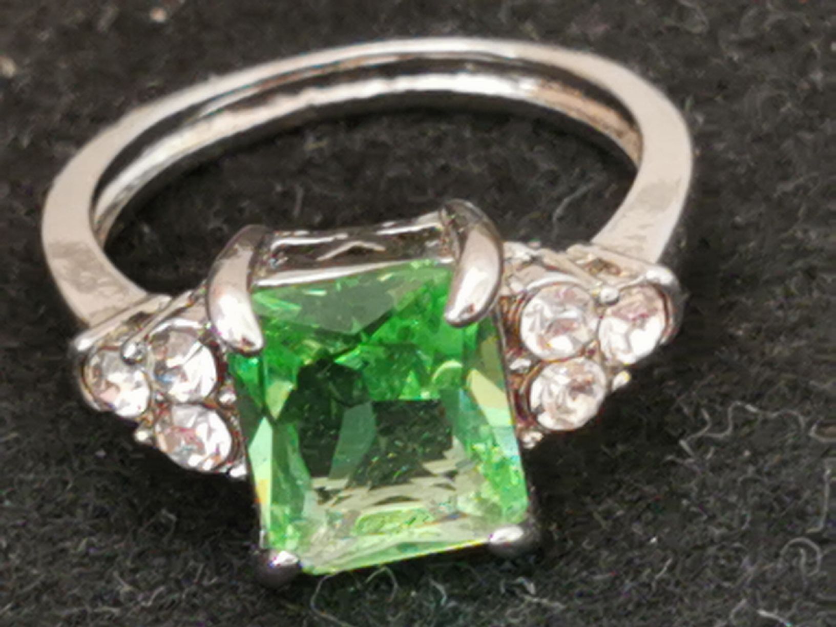 Bagues: Damen Ring mit Grün Zirkone.  – Neuf (Voir description) à Schlieren par vlalif