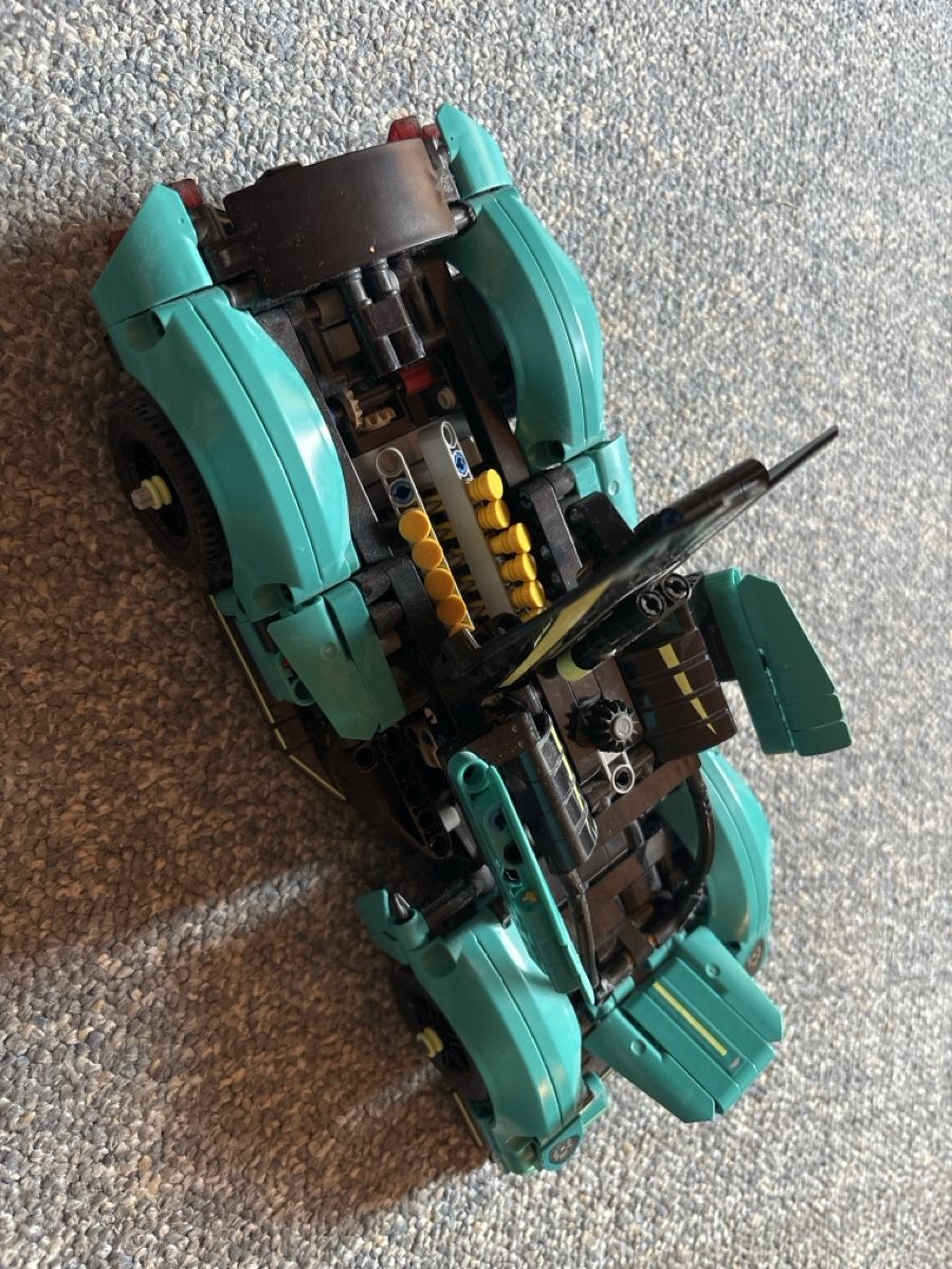 Lego Spielzeuge: LEGO Technic Aston Martin Valkyrie – Gebraucht aus Leimbach TG von TOAOT 4