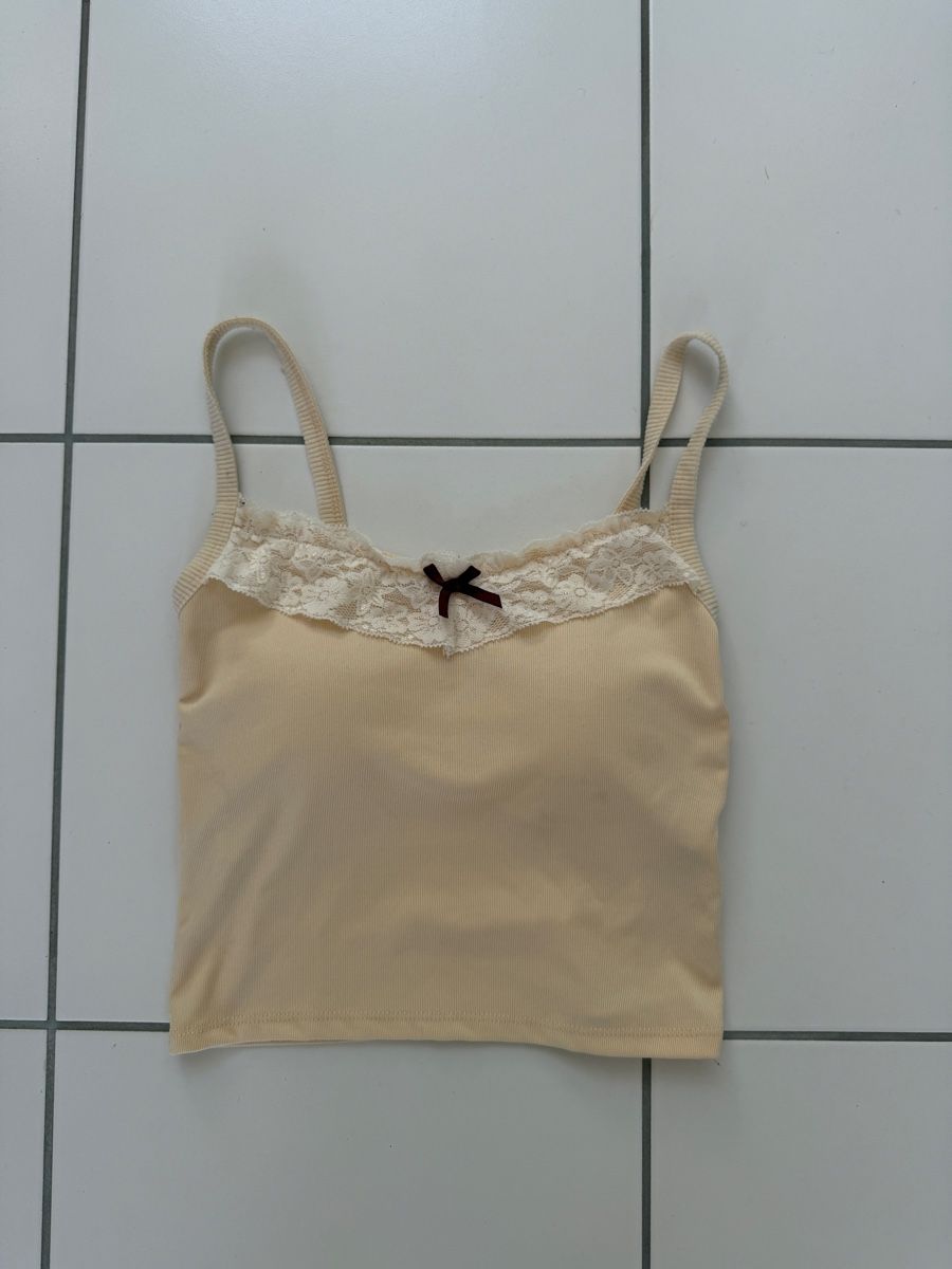 Brandy Melville Top: Brandy Melville Top – Usato da Schmerikon venduto da 80zz08 2
