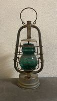 Alte Petroleumlampe / Laterne grün Glas Antik Sammlerstück