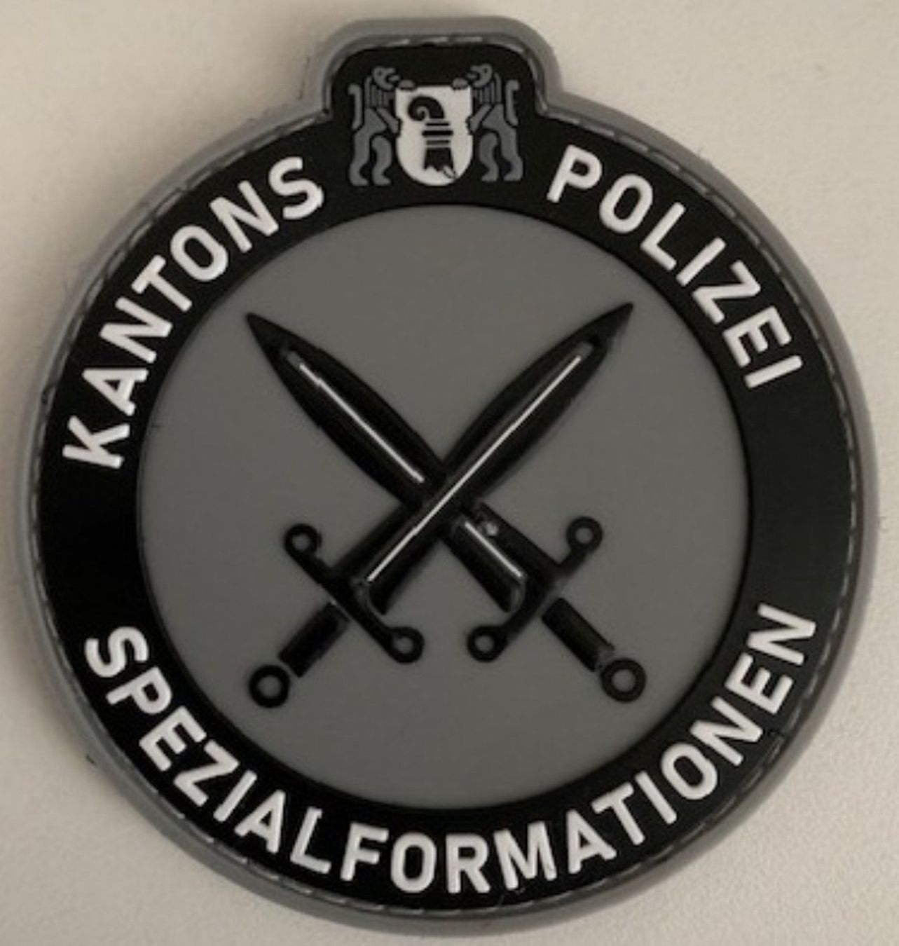 Swiss Plaketten & Abzeichen: Kantonspolizei Basel Spezialformationen mit Klett. – Neu und originalverpackt aus Emmenbrücke von F.ingl-1947
