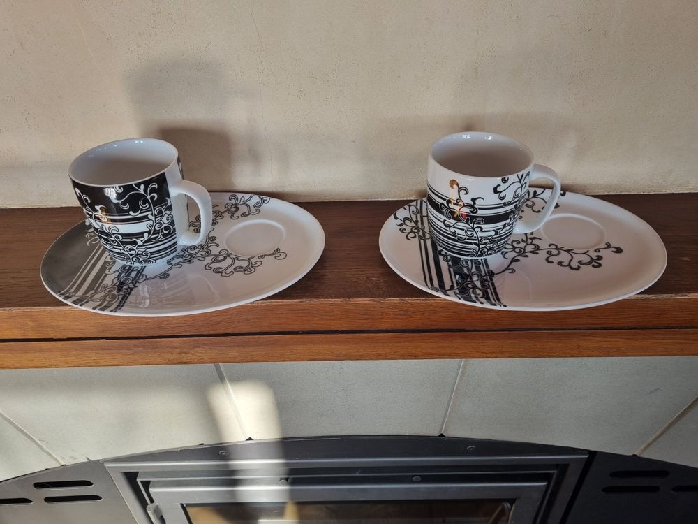 Lot Denby Vintage Années 70 – 2 Grandes Tasses, 2 Sous-tasses, 2 Assiettes – Marron