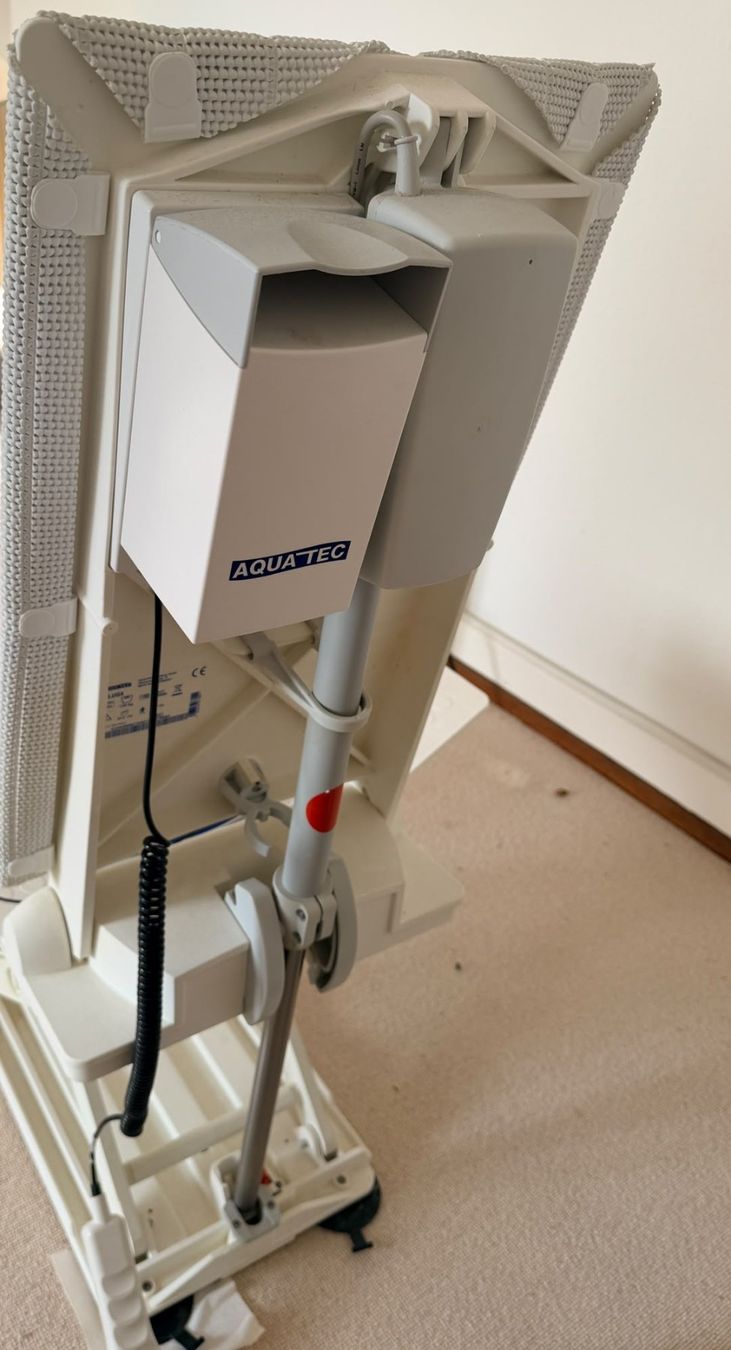 Attrezzature mediche: Badewannenlift Aquatec Bleuga – Usato da Zürich venduto da dwhasler 1