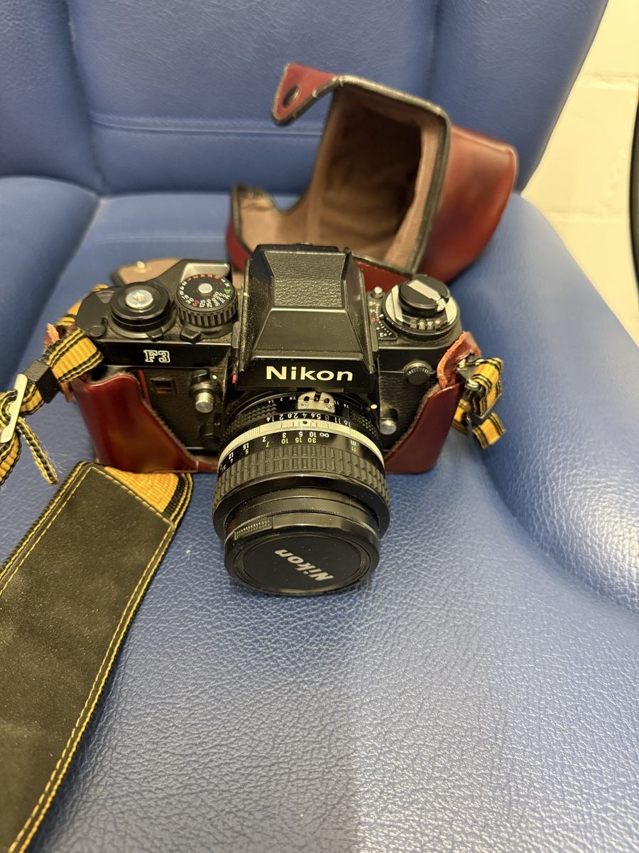 Nikon Appareil photo: Nikon F3 (Standard-Version ca. 1982) – Défectueux à Gersau par M_A_C_o_n_e