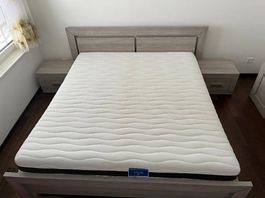 Lit avec matelas (sans tables de chevet), 180 × 200 cm.
