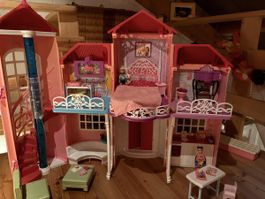 Barbie Puppenhaus mit Zubehör akzeptabler Zustand