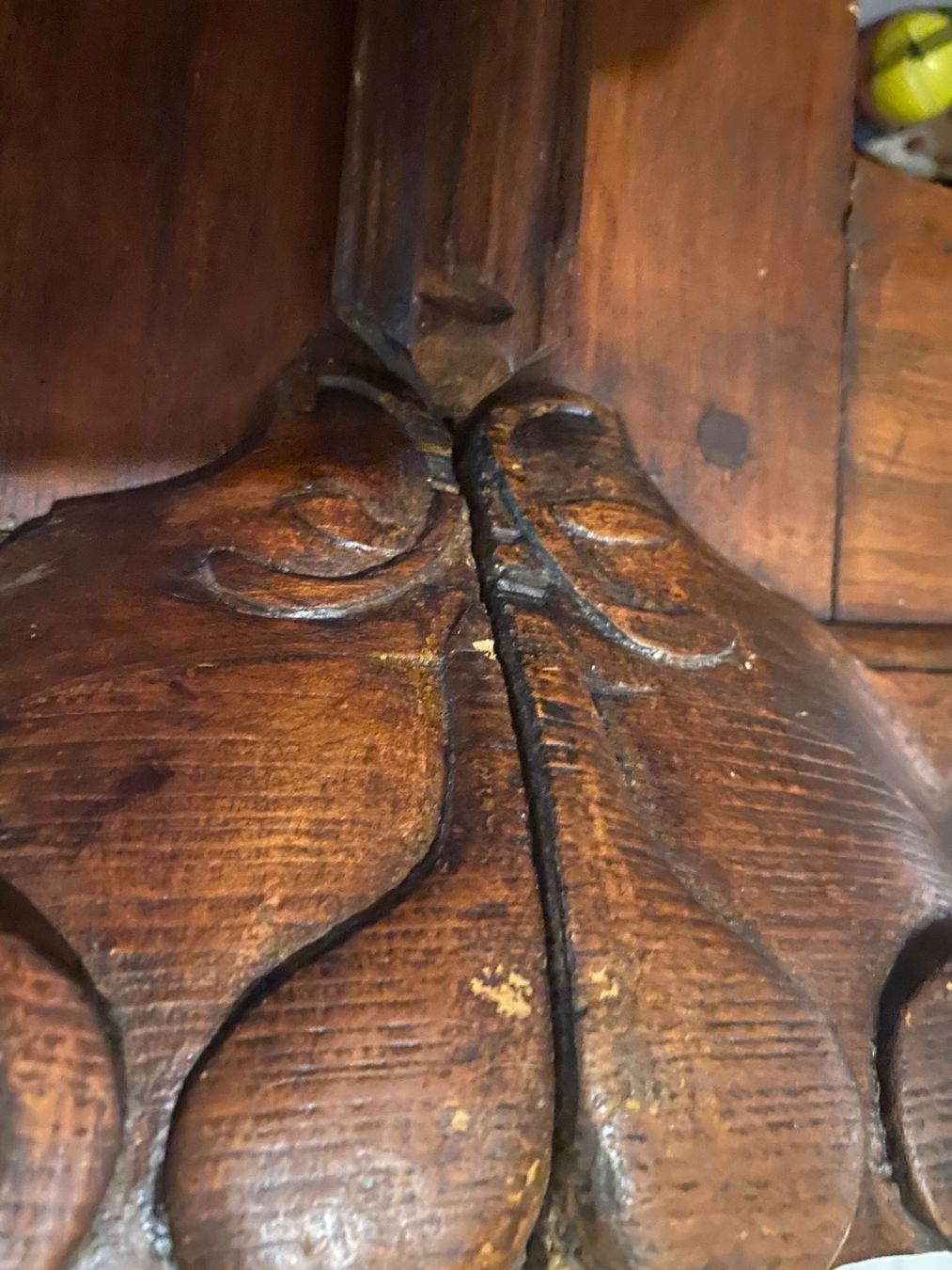 Armadi: Bauernschrank mit Schnitzereien, dunkles Holz – Usato da Muri b. Bern venduto da Chrigubern 3