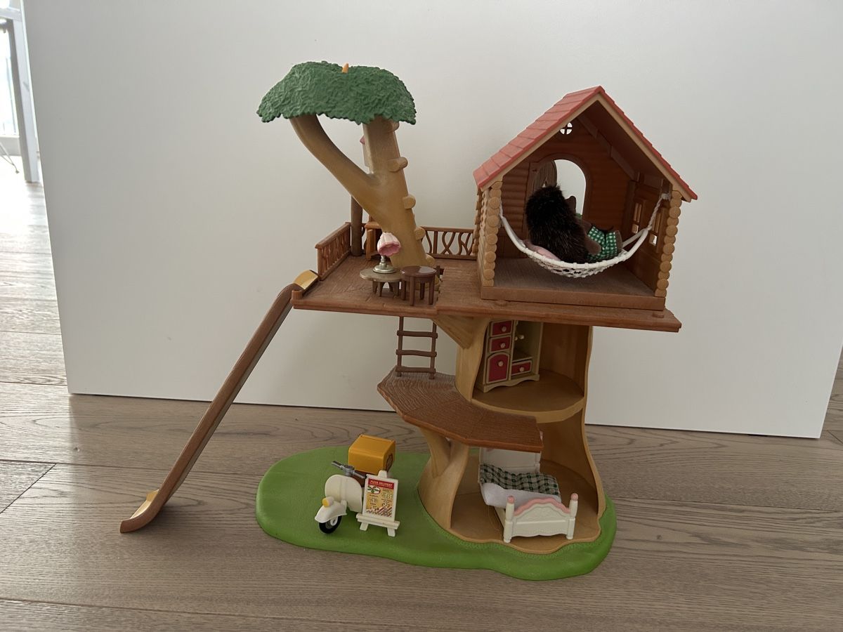 Sylvanian families Maisons & Meubles de poupées: Sylvanian Baumhaus und Pizza-Kurrier – D'occasion à Küssnacht am Rigi par caka80