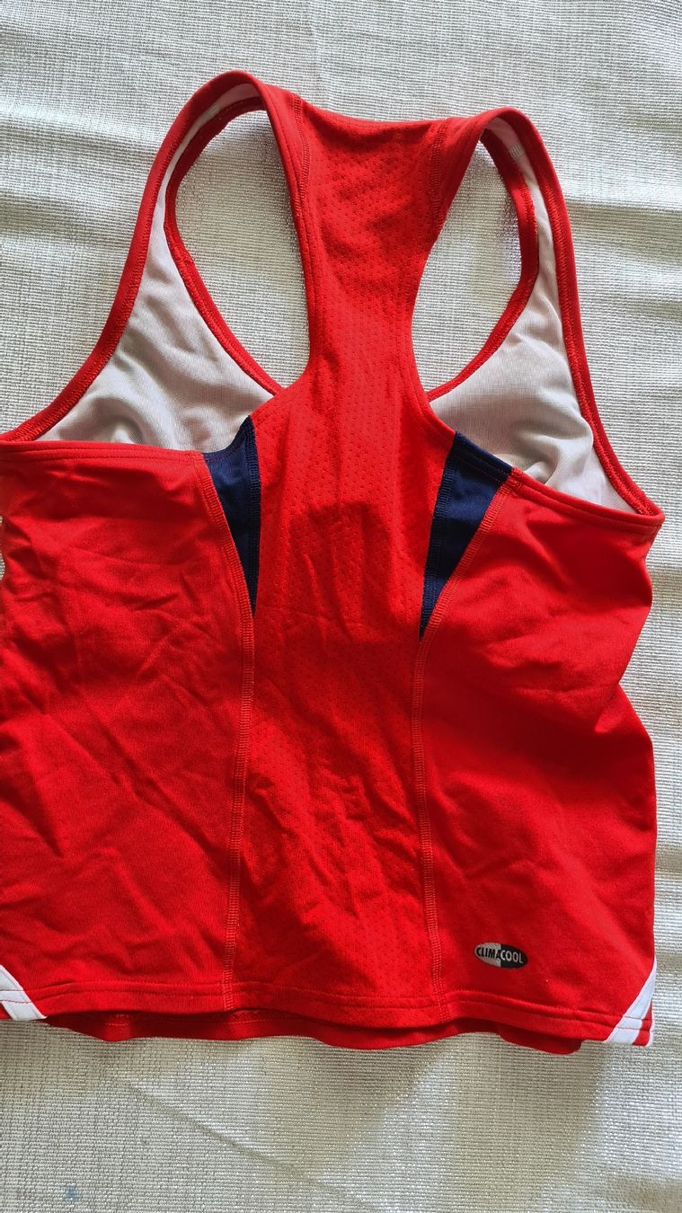 Adidas Tops: Adidas damensportop – Neu (gemäss Beschreibung) aus Kriens von nello-1 2