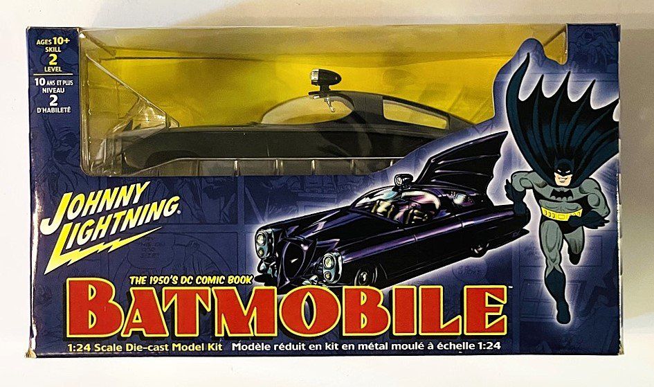Johnny Lightning Voitures modèles: Johnny Lightning Batmobile Comic 1:24 Modellbausatz Die-cast – Neuf avec emballage d'origine à Duggingen par nad_6yzh