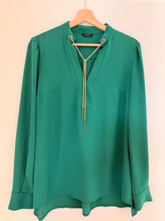 Chemisier Marciano vert émeraude avec chaîne dorée