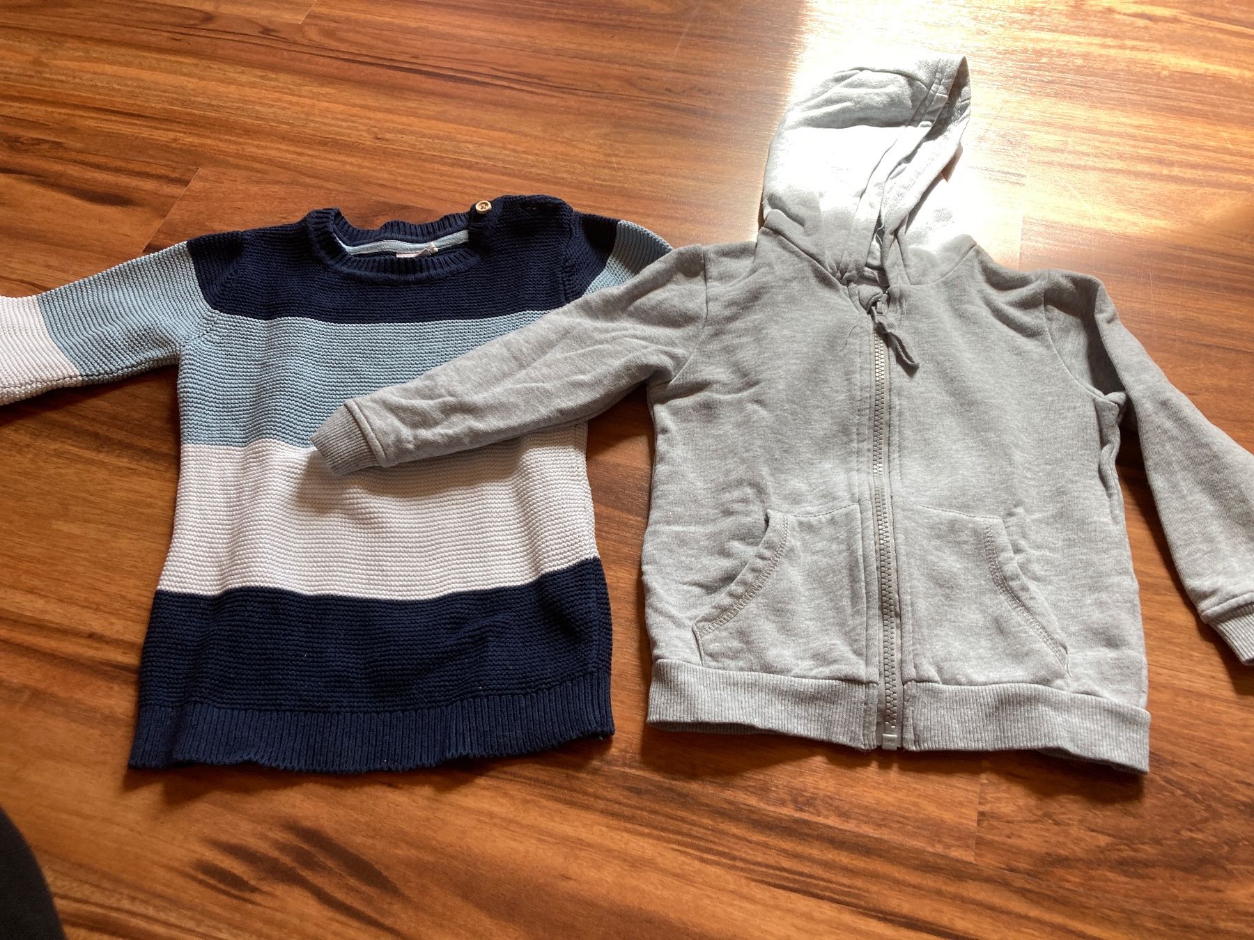 Maglioni & Felpe: Pullover und Kapuzenjäckchen Smile – Usato da Ebnat-Kappel venduto da Polo011