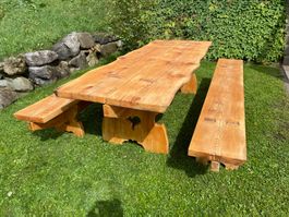 Gartentisch mit Sitzbänken Holz massiv rustikal gut erhalten