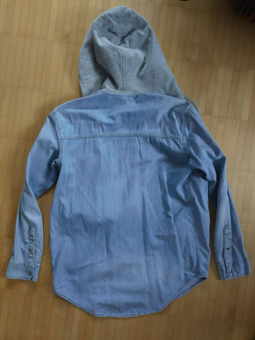H&M Giacche: Denim Hemd mit Kapuze, hellblau – Usato da Neftenbach venduto da lor_7thq 1