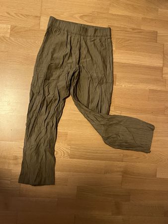 Khakifarbene Sommerhose von Zara, Gr. M, ideal für warme Tag