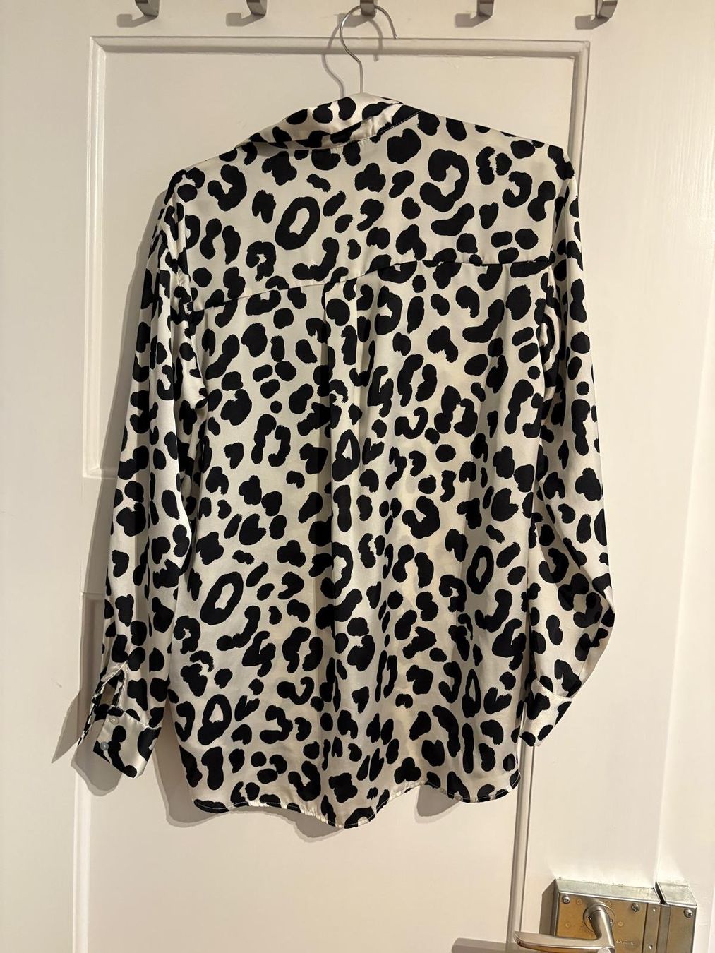 Zara Blusen: Satinbluse Leopard Animalprint  von Zara – Gebraucht aus Zürich von mil_d5v9 4