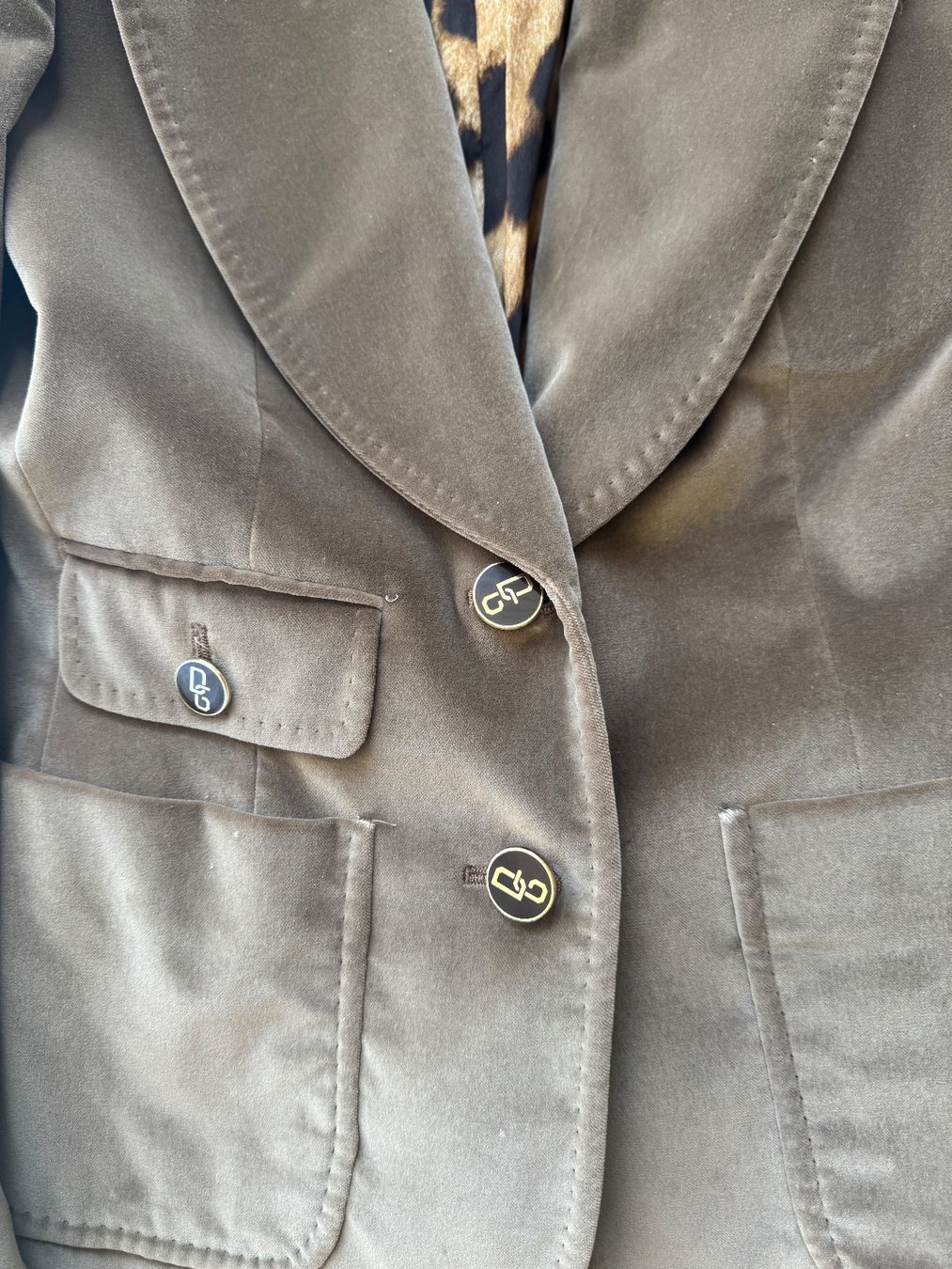 Dolce & Gabbana Giacche: Dolce&Gabbana Samt Blazer Gr.XS mit Leo-Muster Herbst – Nuovo (secondo la descrizione) da Thalwil venduto da 0041angel 1